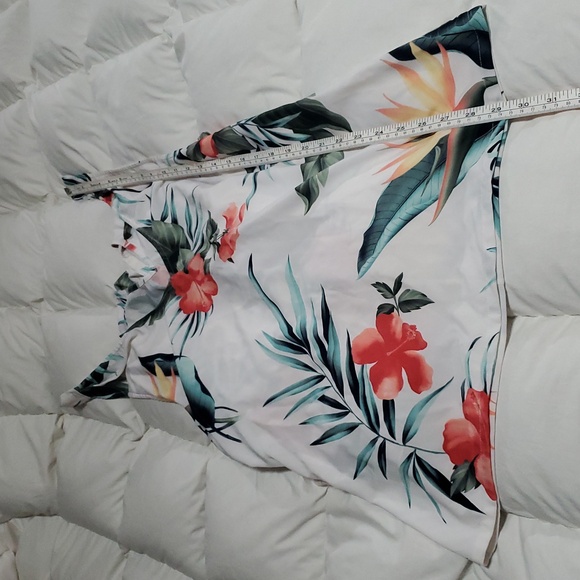 Tommy Bahama tie-back keyhole tropical lightweight v-neck top - Picture 7 of 7